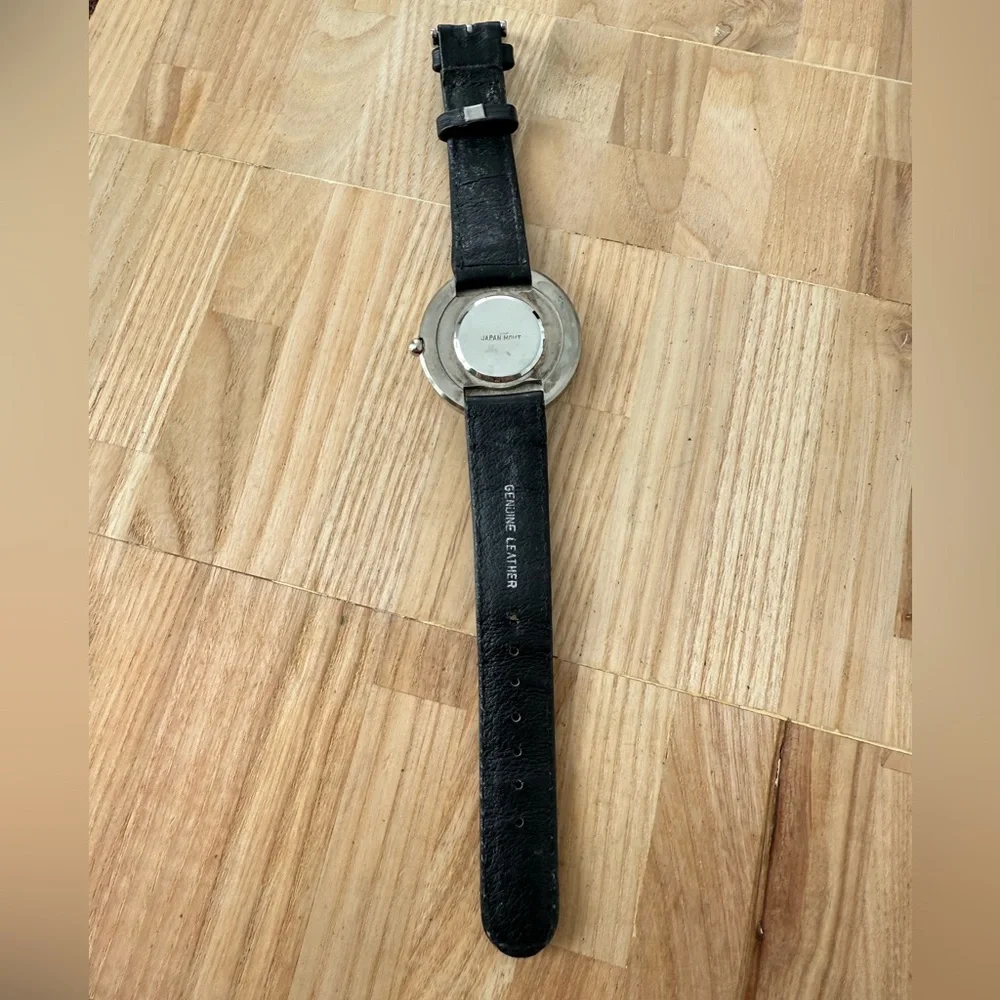 Unbranded silver tone black leather retro watch NEW BATTERY